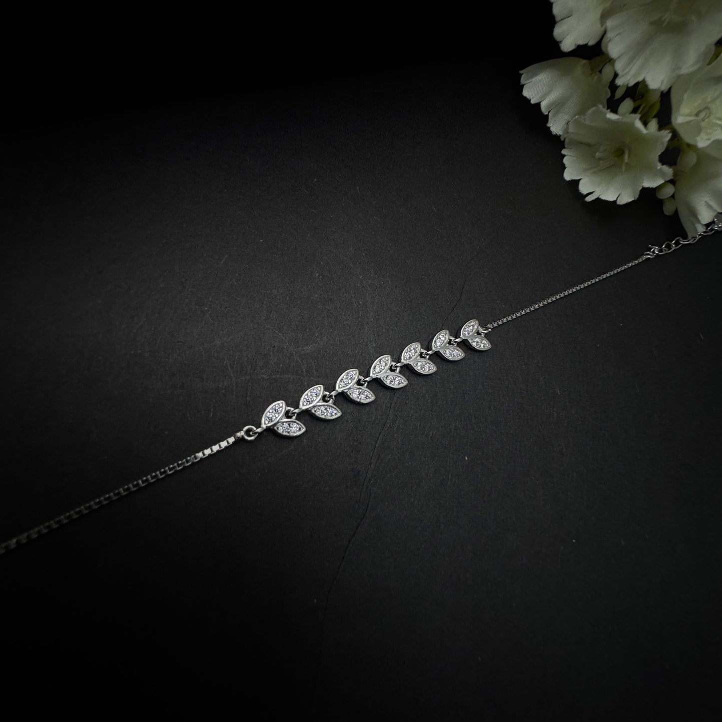 Silver Glimmering Leaf Bracelet