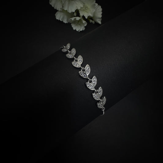 Silver Glimmering Leaf Bracelet